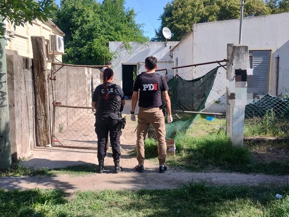 Cayó a la casa de su denunciante, la amenazó para que le quitara la causa y le pegó: detenida