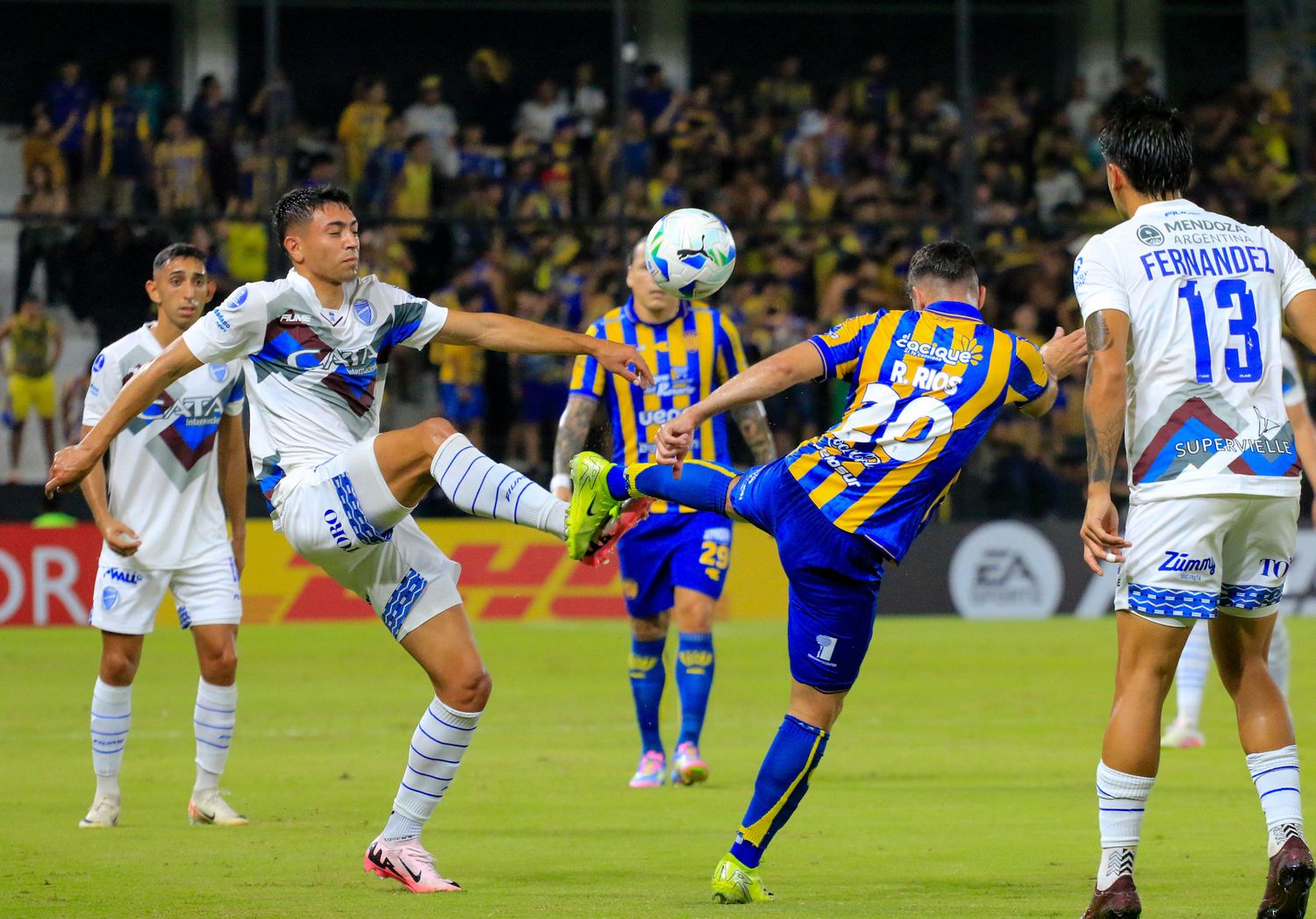 Victoria de Godoy Cruz y empate de Defensa en Brasil