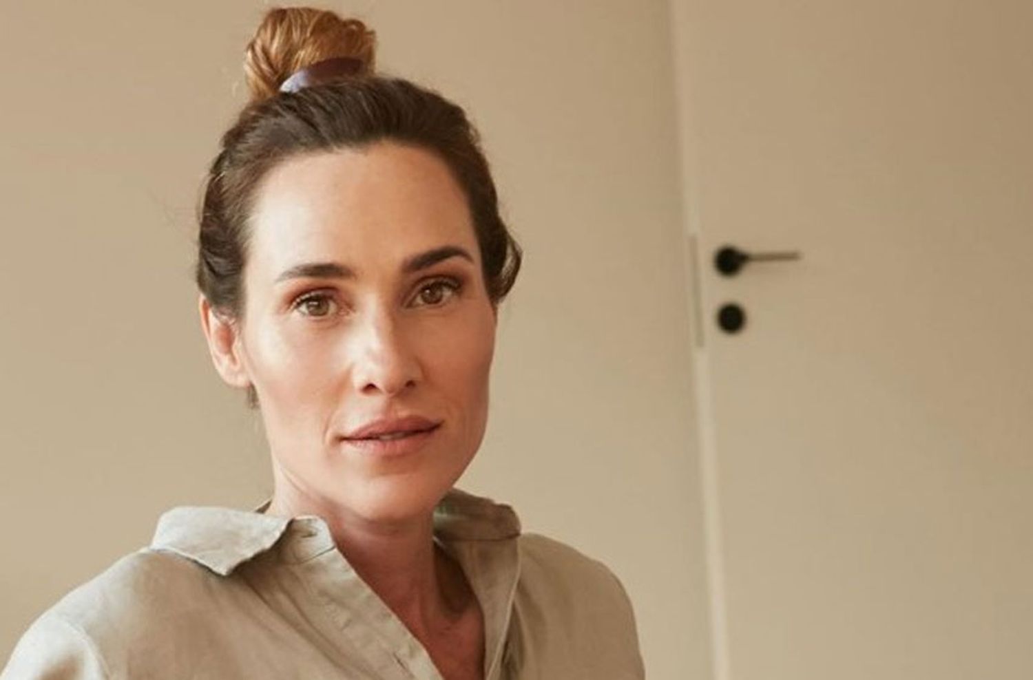 La foto de Lara Bernasconi que aparece colgada de un helicóptero