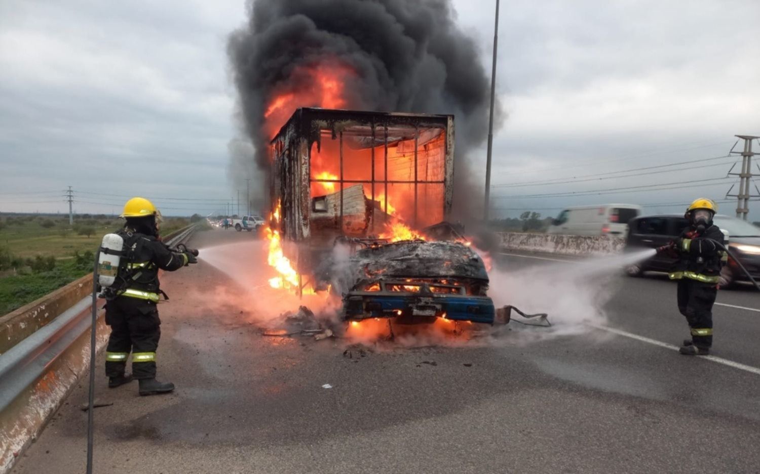Impresionante incendio de un camión sobre la autopista Buenos Aires - La Plata