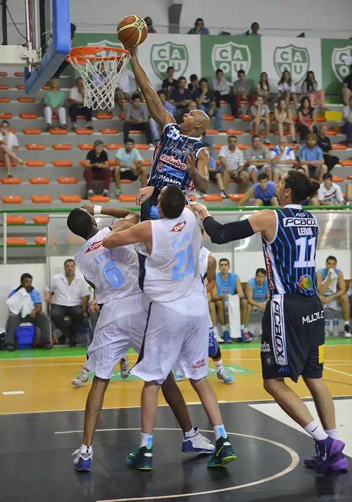 Justin Giddens busca anotar ante la marca del equipo bahiense. (Foto: Prensa Peñarol)
