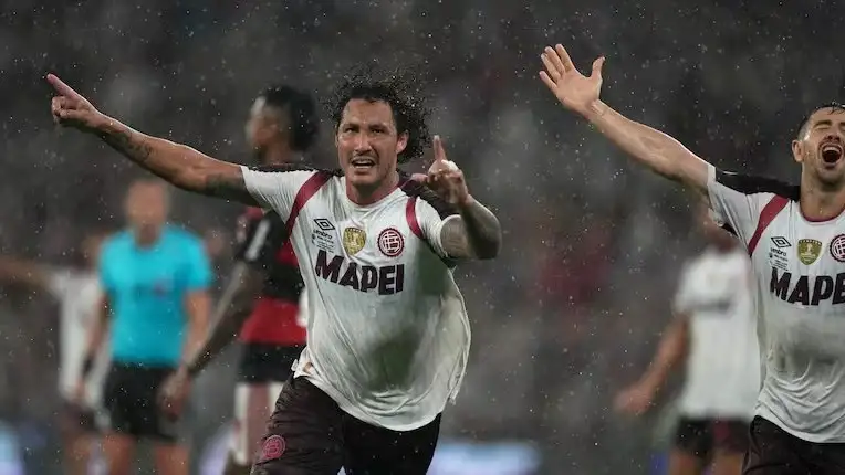 Canale festeja el empate 2-2 que le daba el título a Lanús, poco antes de que Aquino asegurara la conquista granate.