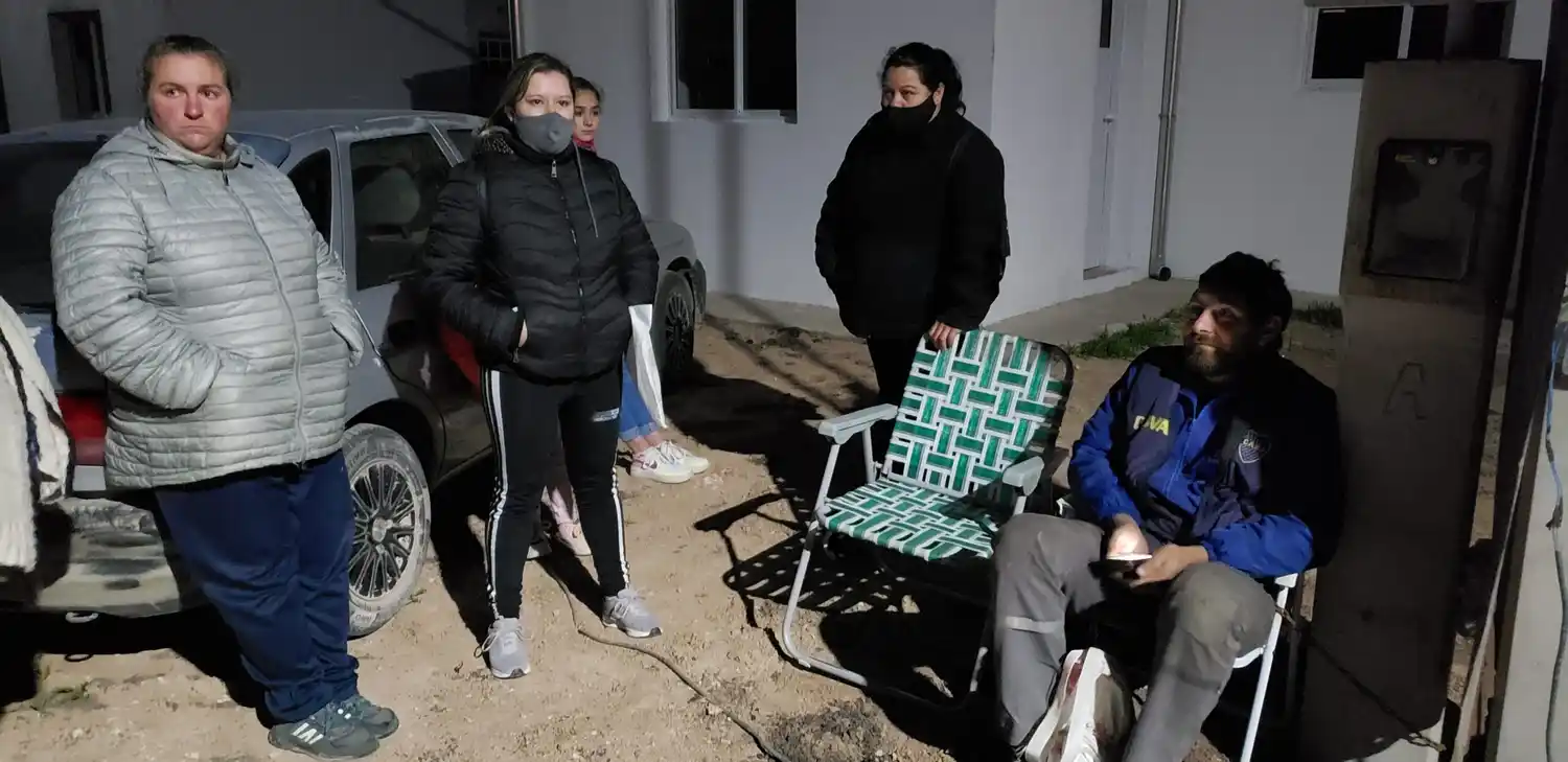 Se encadenó reclamando: “queremos nos entreguen nuestra casa”