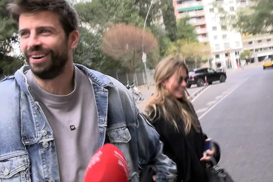 Piqué y Clara Chía se ríen de un reportero: "¿Qué te has tomado?"