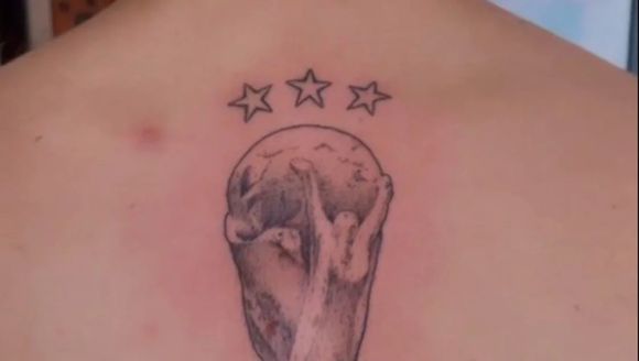El bahiense Pezzella se tatuó la Copa del Mundo pero escribió mal una frase del himno nacional