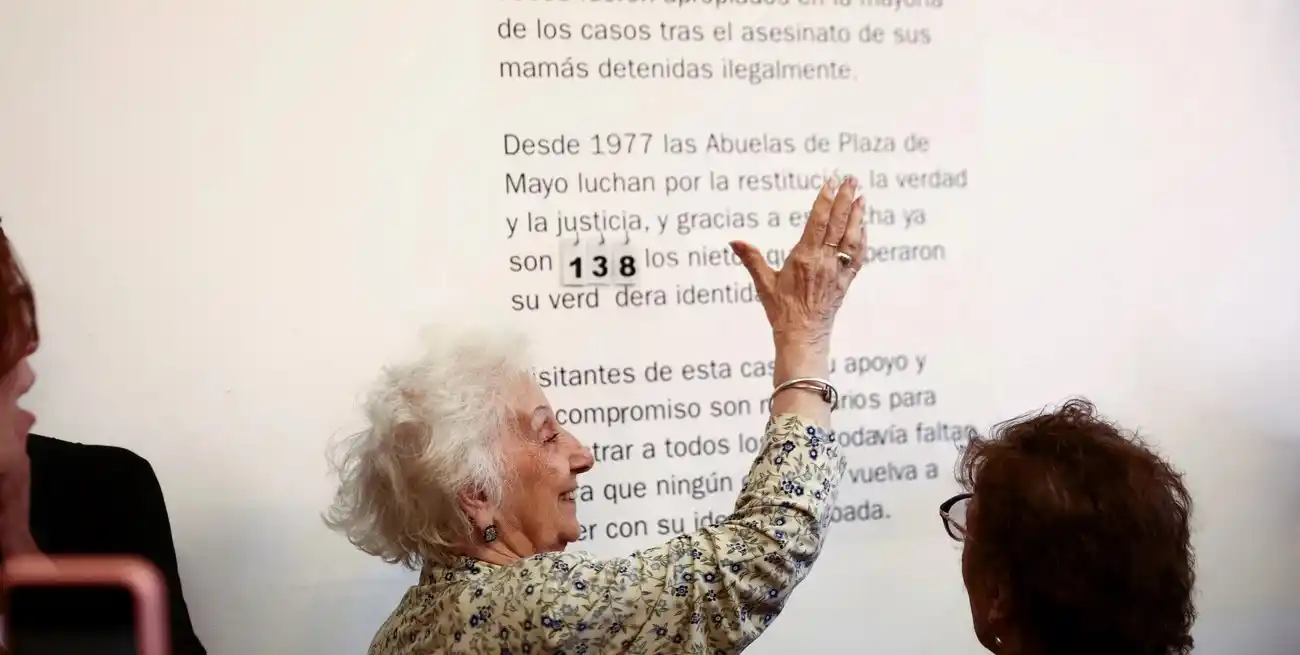 Estela de Carlotto, presidenta de Abuelas de Plaza de Mayo, celebrando la recuperación de un nuevo nieto, cambiando el número 137, por el 138. REUTERS/Tomas Cuesta