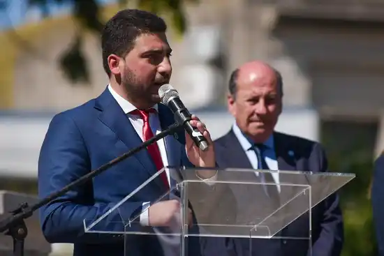 "Nada cambia por un gobierno, lo cambiamos entre todos": el mensaje de Egüen en el desfile aniversario de 25 de Mayo