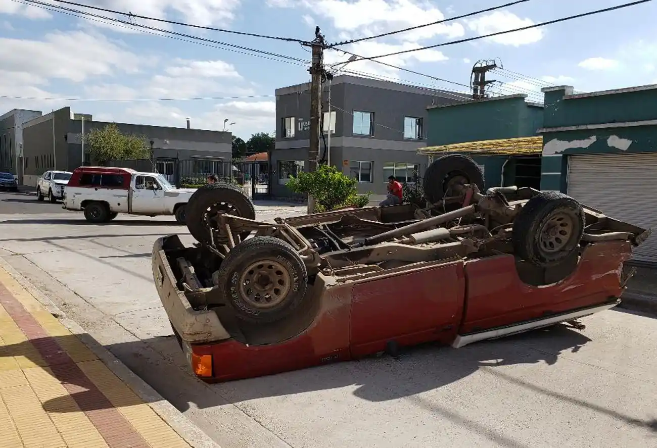 Una camioneta volcó tras impactar con otra en Sáenz Peña y Nigro