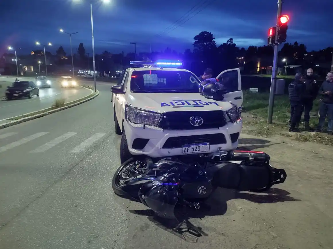 Tras el choque, los ocupantes decidieron intentar un nuevo escape escabulléndose entre los árboles cercanos al lago, pero fueron detenidos a los pocos metros.
