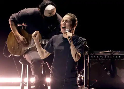 Lady Gaga sorprendió con su look cuando le tocó cantar en la gala del Oscar. Foto AFP