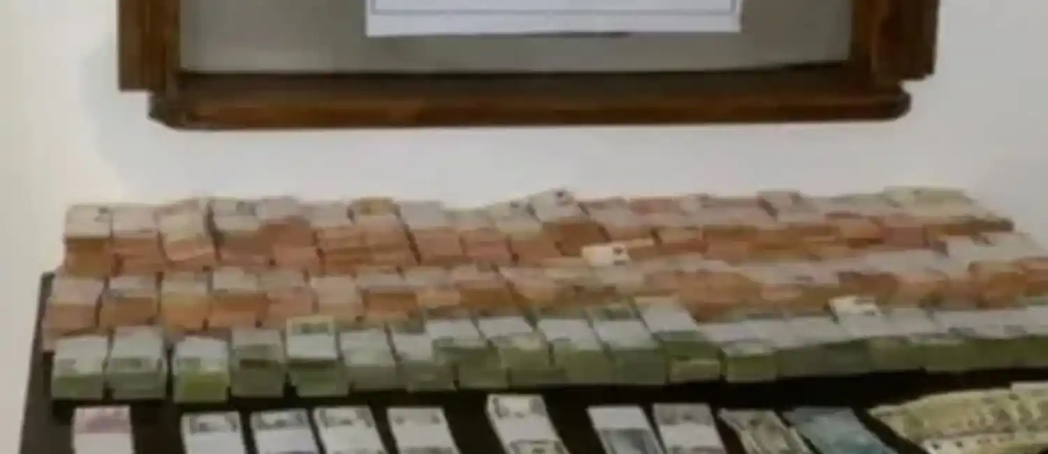 Detuvieron a un empleado público que tenía escondido en el auto casi $34 millones