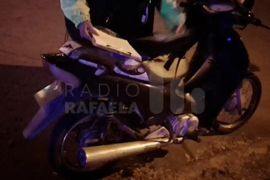 Los atraparon robando prendas de vestir de la baulera de una moto