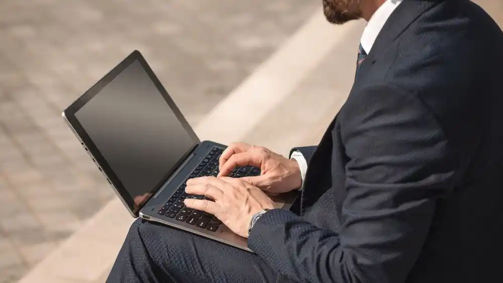 Comparativa de notebooks empresariales y de consumo: ¿cuál te conviene según tu laburo?