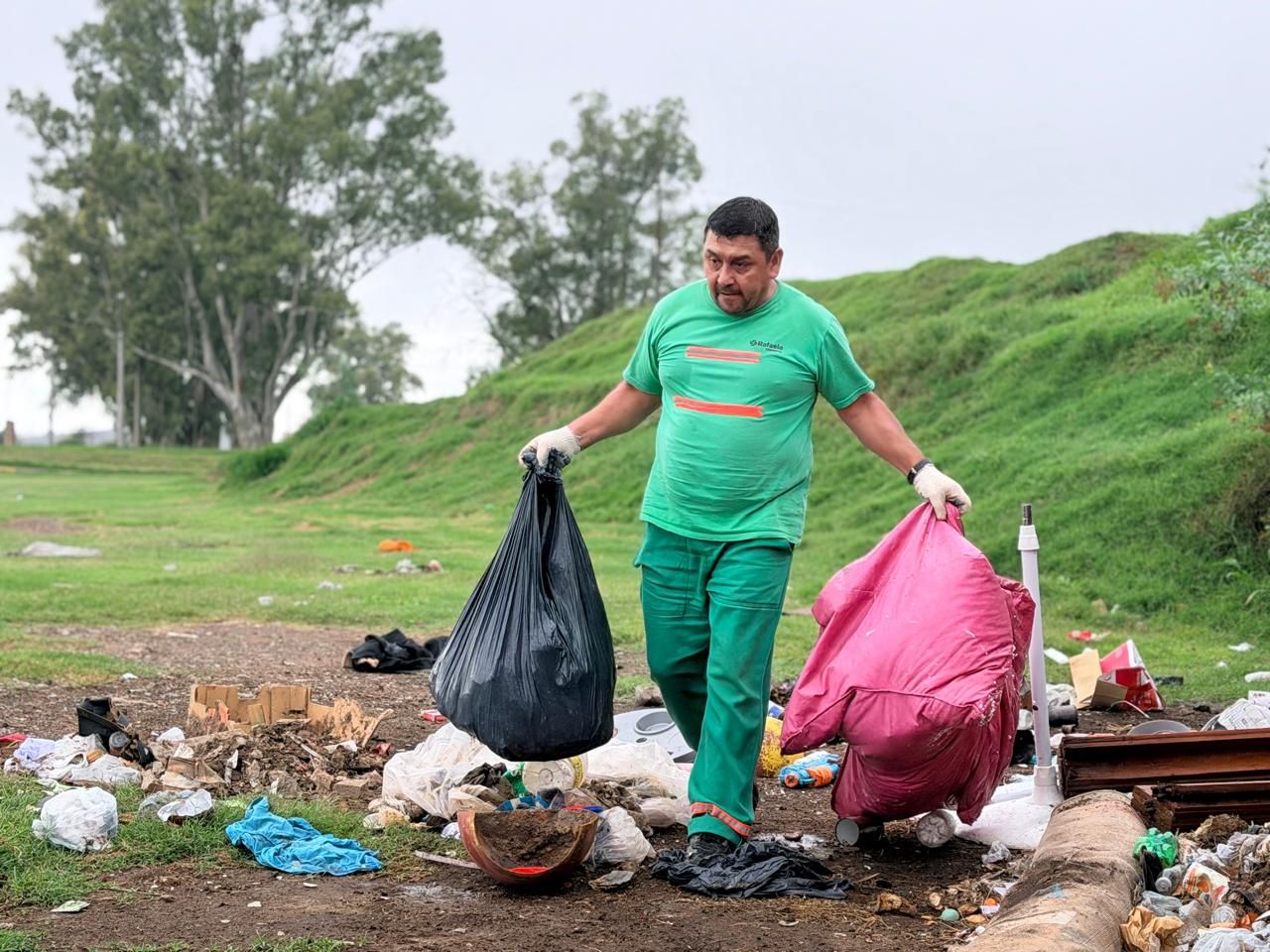 Trabajo permanente para la limpieza y erradicación de microbasurales