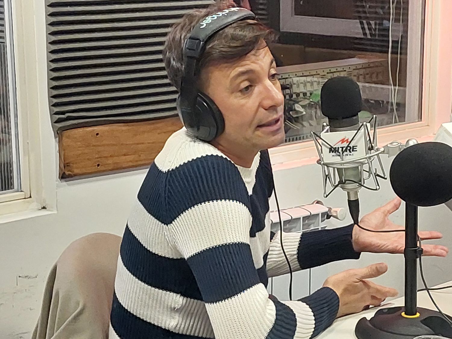 Martín Bossi en los estudios de Radio Mitre Rosario