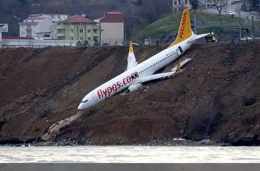 Un avión con 168 personas a bordo cayó por un acantilado