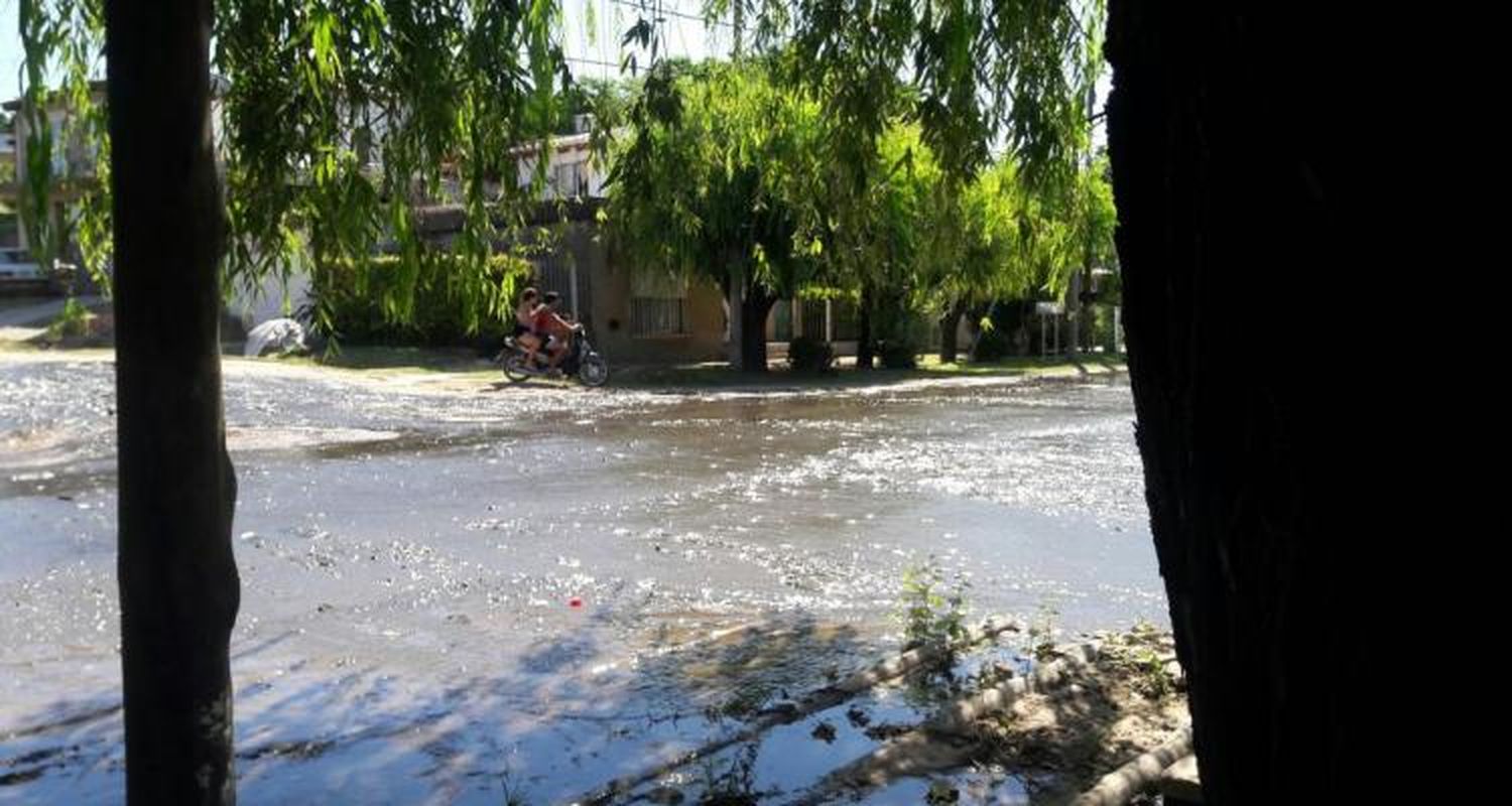 Desbordó una cloaca y tratan de arreglarla