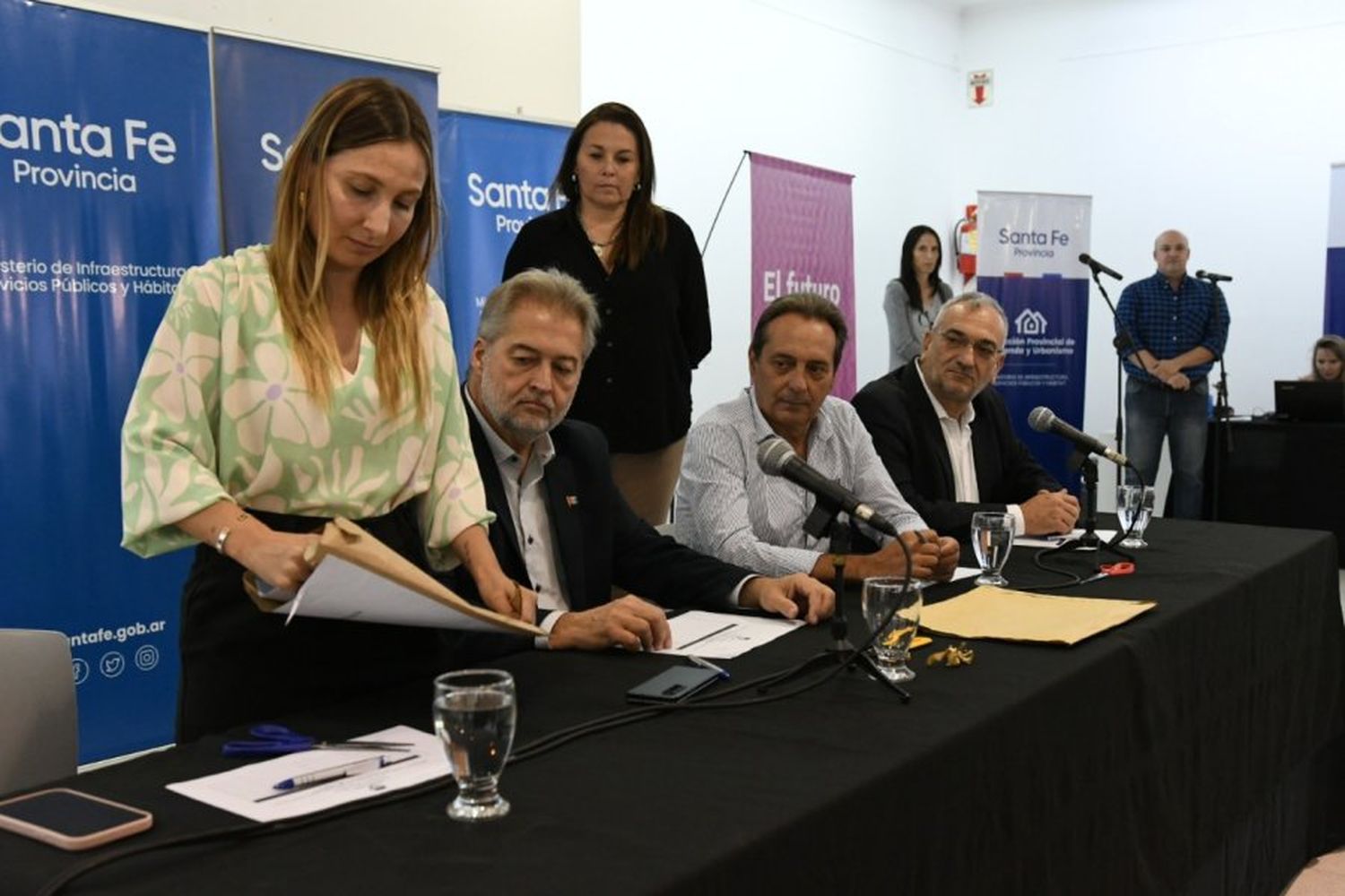 En la apertura de sobres realizada en la Sala 4 del Complejo Cultural del Viejo Mercado, estuvieron presentes el diputado nacional Roberto Mirabella; el senador provincial Alcides Calvo; el director provincial de Viviendas y Urbanismo, Edgardo Ragalli; y la secretaria de Obras y Servicios Públicos del municipio, Barbara Chivallero.