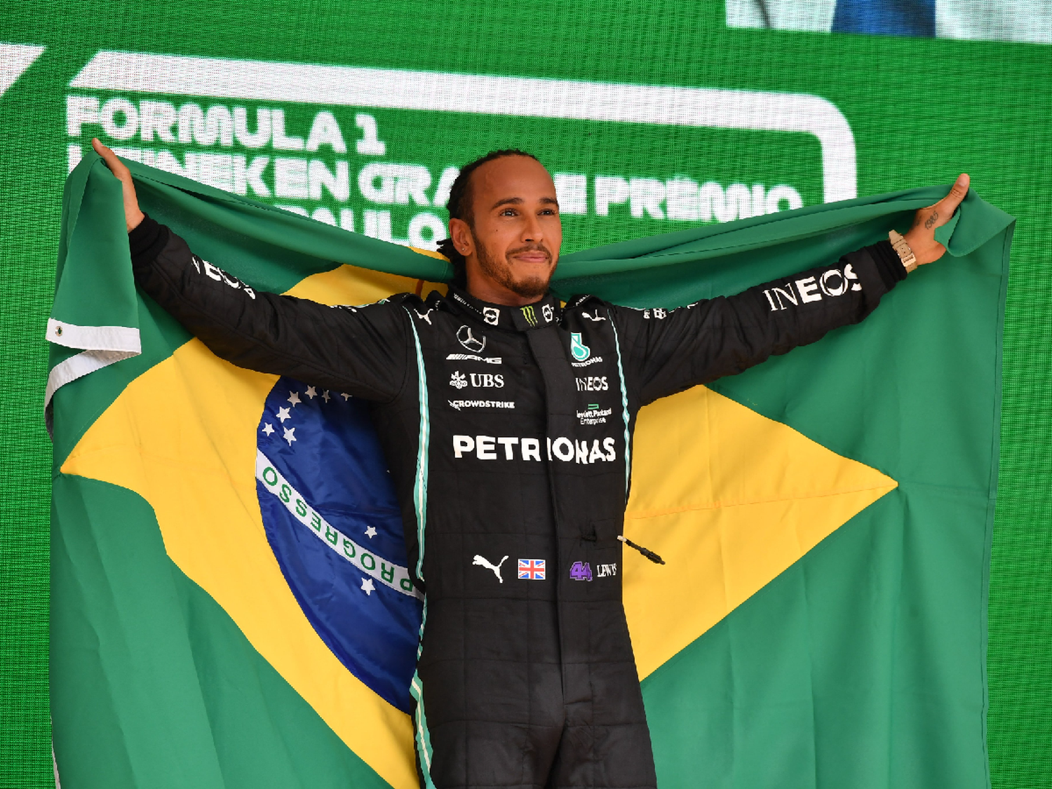 Hamilton ganó en Brasil y no se resigna a luchar por el título
