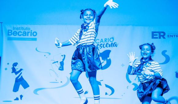 El Becario entregó nuevas becas culturales a estudiantes