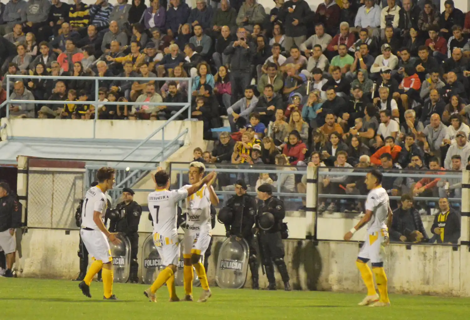Festejan Depietri, Michel, Kabalín y Telechea. Fue el último partido de Santamarina con su público.