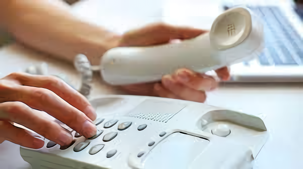 La llamada llegó a través del teléfono fijo de su domicilio.