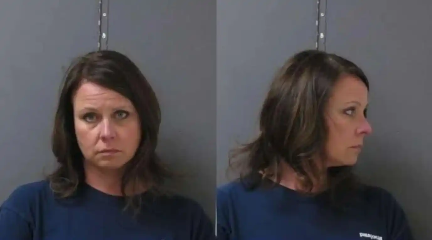 Una docente tuvo sexo con dos alumnos y citó la Constitución para defenderse