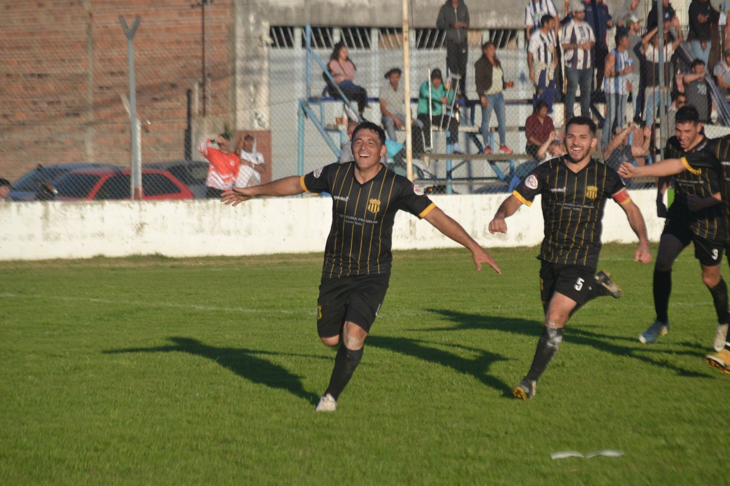 Renzo Barrios acaba de concretar el segundo gol, y Juventud clasificó puntero absoluto en la Zona "A". Gran campaña de los dirigidor por Adolfo Velázquez.