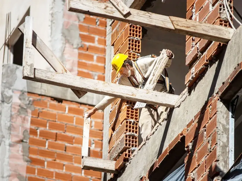 El empleo en la construcción creció 0,5 % en febrero pero los salarios cayeron en términos reales