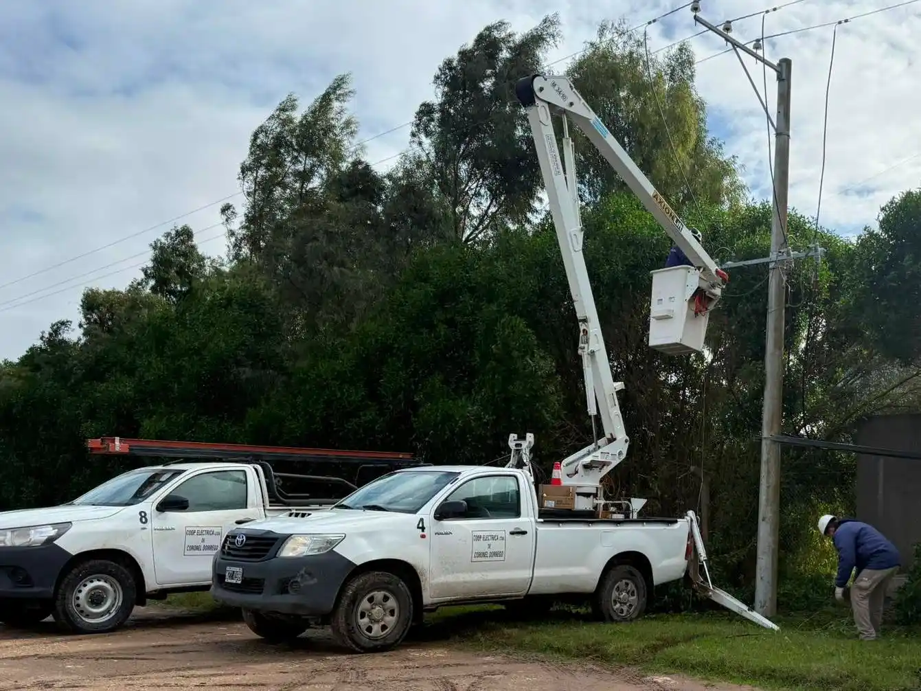 Operarios de la cooperativa trabajando en calles de Coronel Dorrego
Foto gentileza de FM Manantial