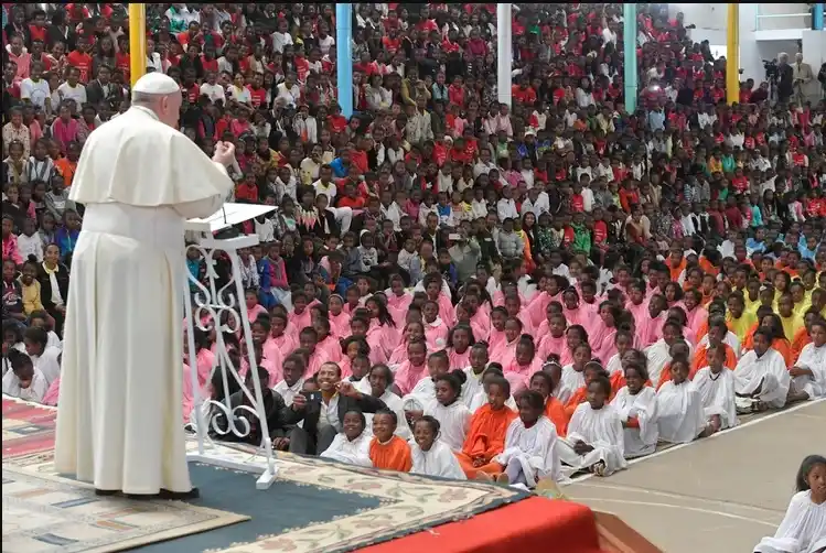 El papa concluyó su viaje a África