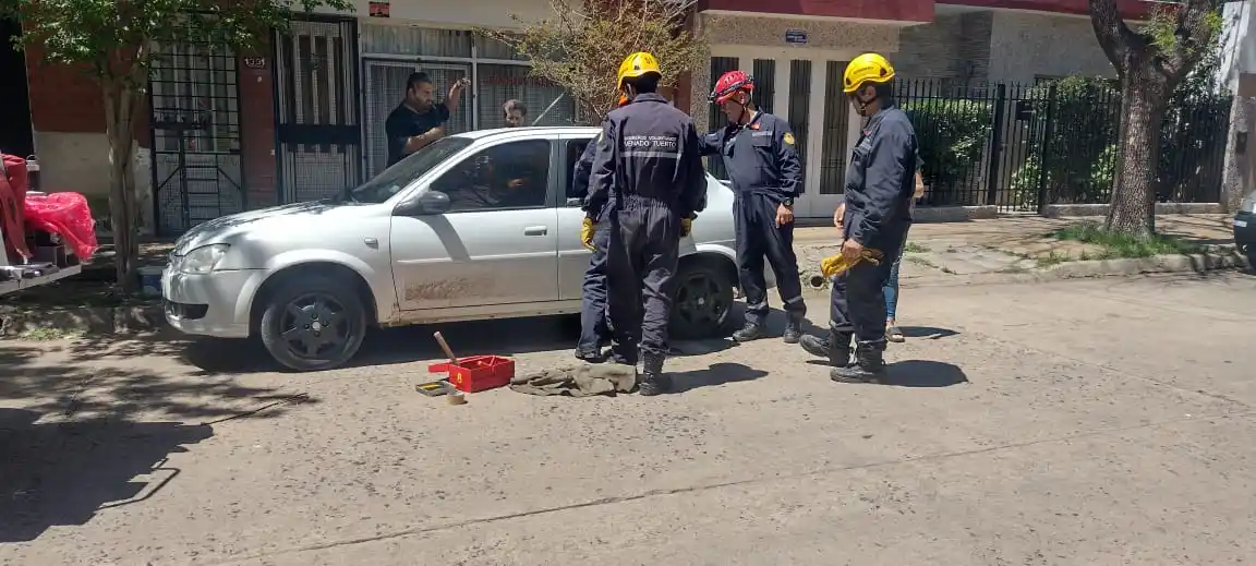Bomberos rompieron la ventanilla para rescatar al menor.