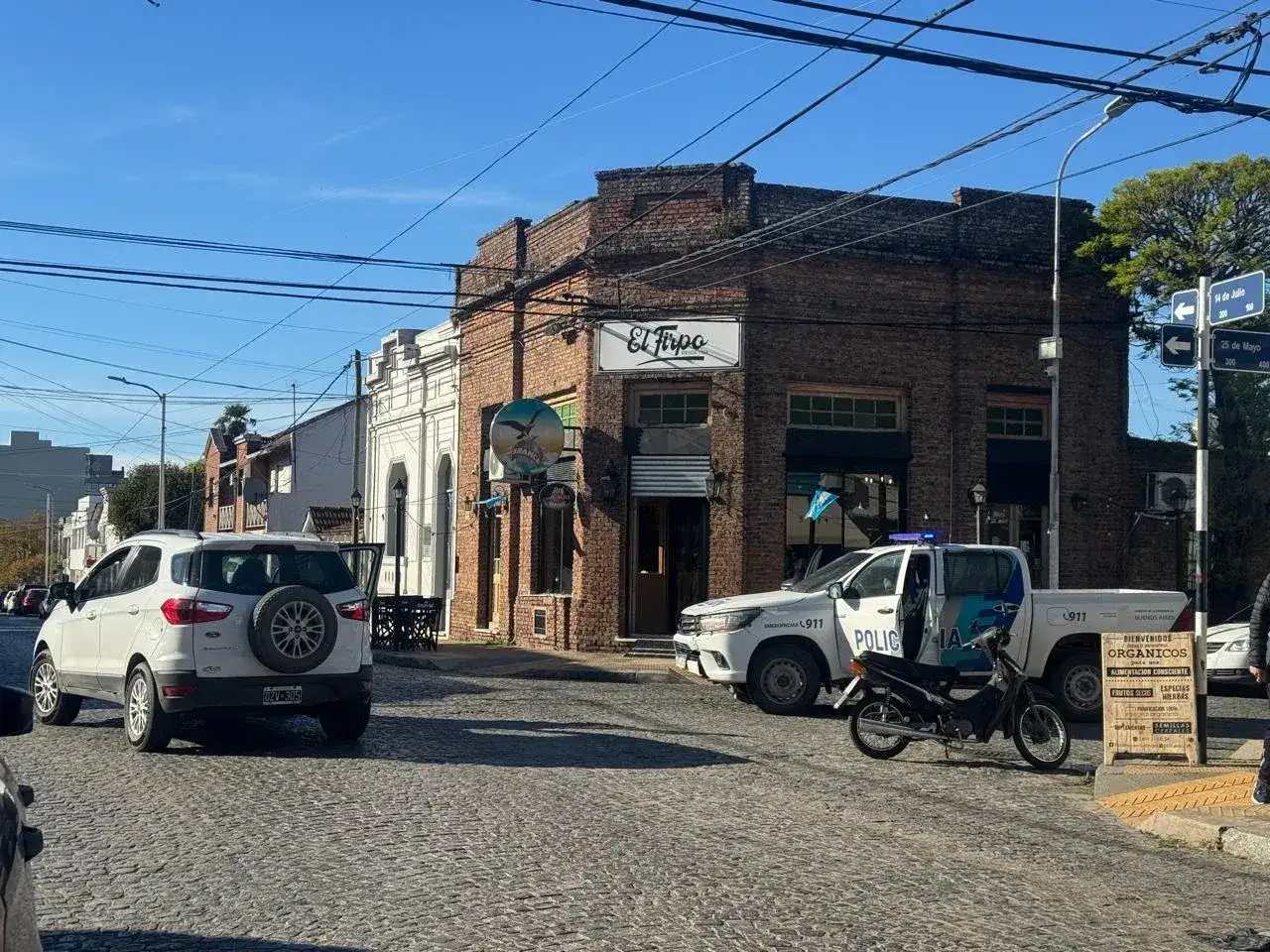La camioneta y la motocicleta involucradas en el accidente.