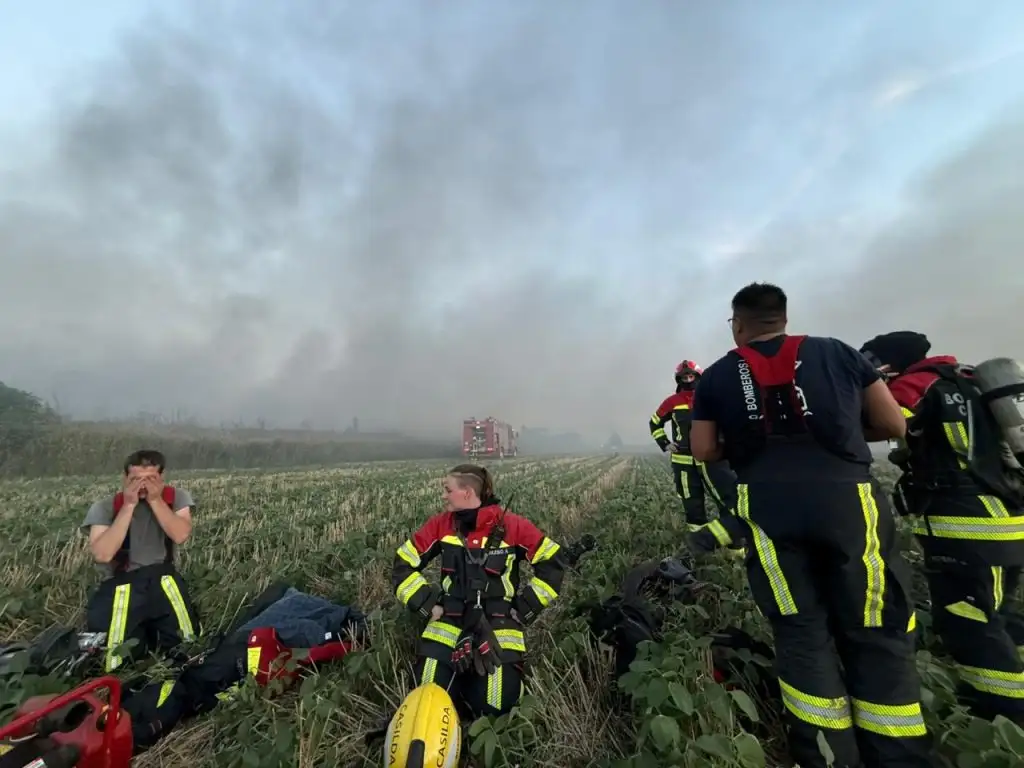 El siniestro se inició a las 16.47 del viernes y demandó seis horas de trabajo para poder combatirlo. Crédito: Gentileza.