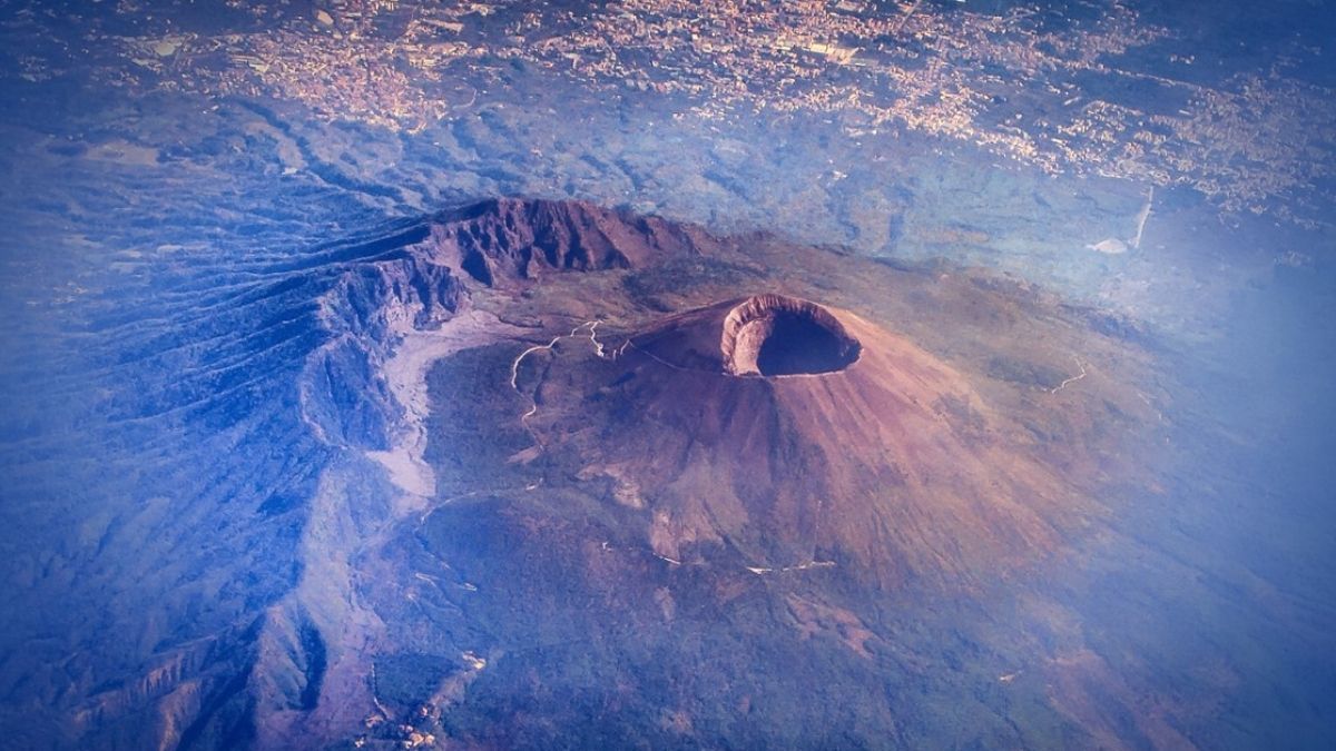 Misterio en el volcán Etna: encuentran una momia con corbata