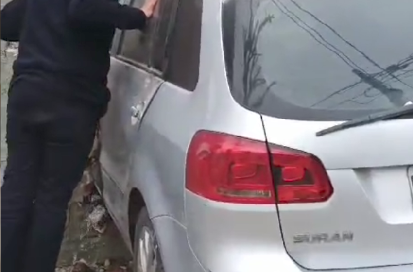 Insólito choque en zona sur: un auto terminó incrustado en un muro