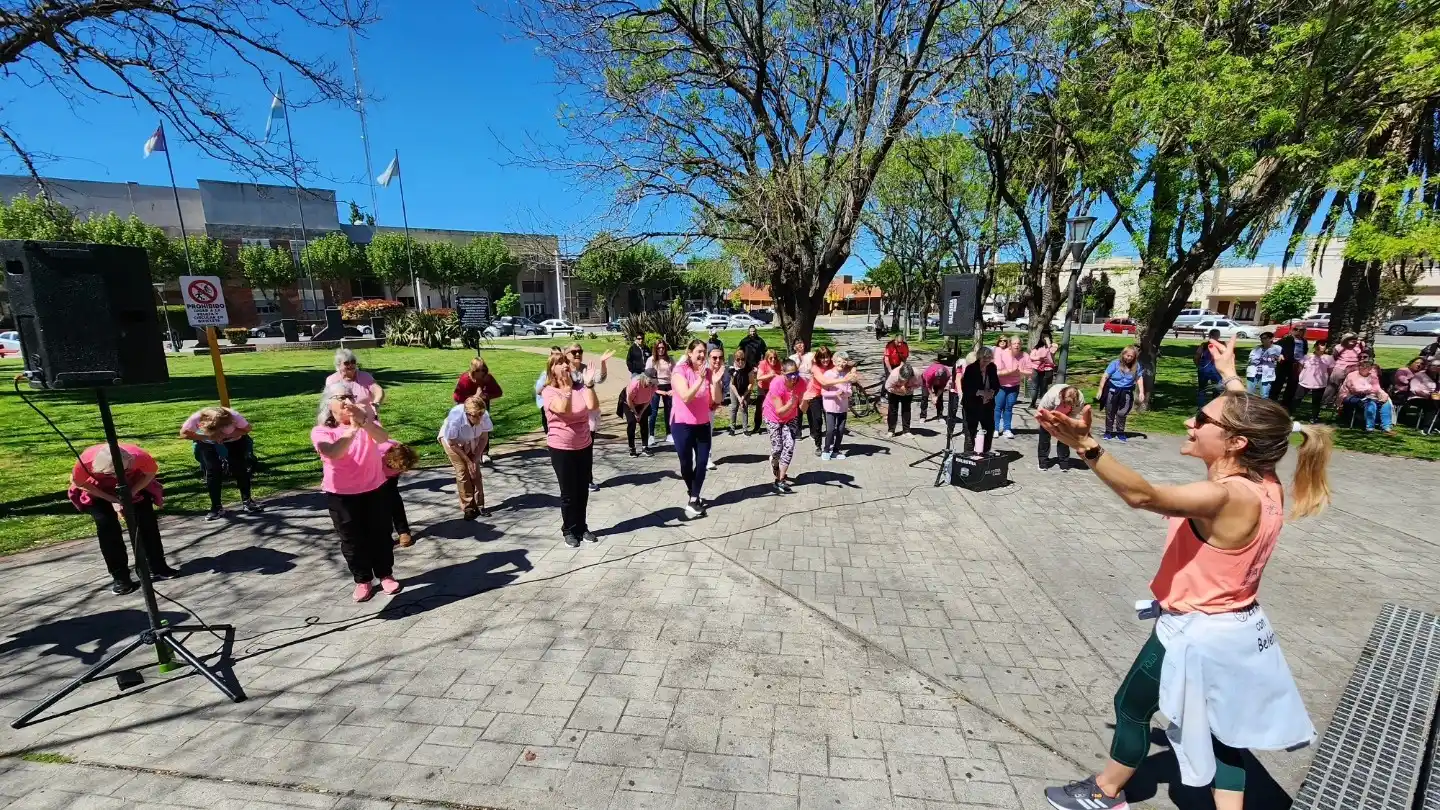 La Plaza Central concentró una caminata y una clase de zumba
