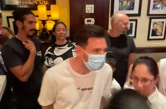 No lo dejan en paz: Messi salió a cenar en Miami y una multitud lo esperó en la puerta del restaurant