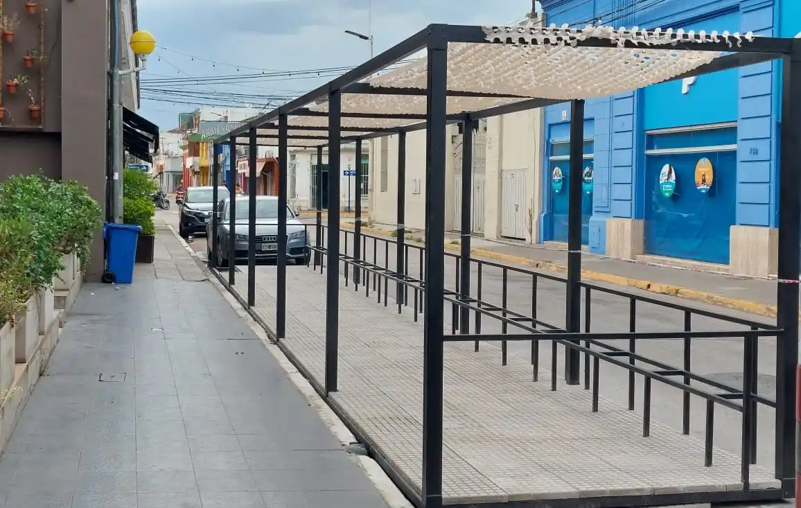 El primer deck se aprecia en calle Pellegrini al 700. Allí podrán instalarse mesas y sillas. Foto; La Opinión