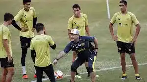 Maradona tuvo visitas en el entrenamiento de Dorados
