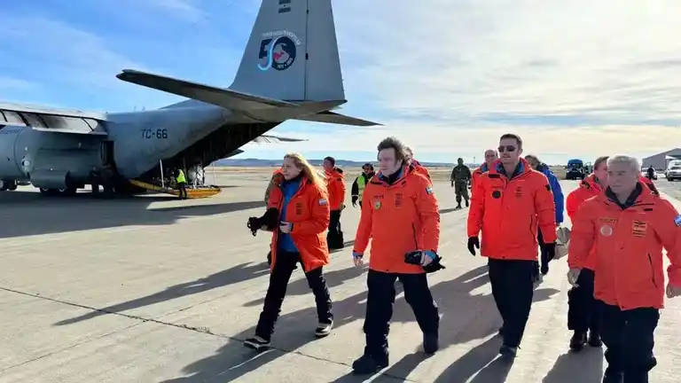El presidente Javier Milei antes de subir al avión en el que voló a la Antártida