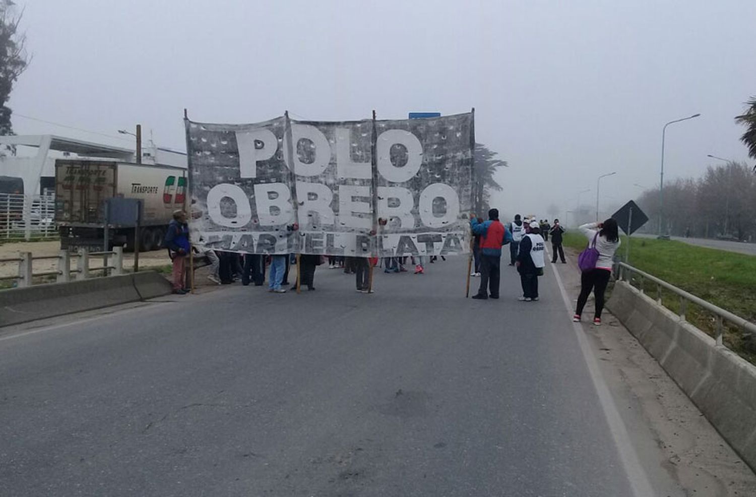 Organizaciones cortaron la autovía 2 en reclamo de trabajo