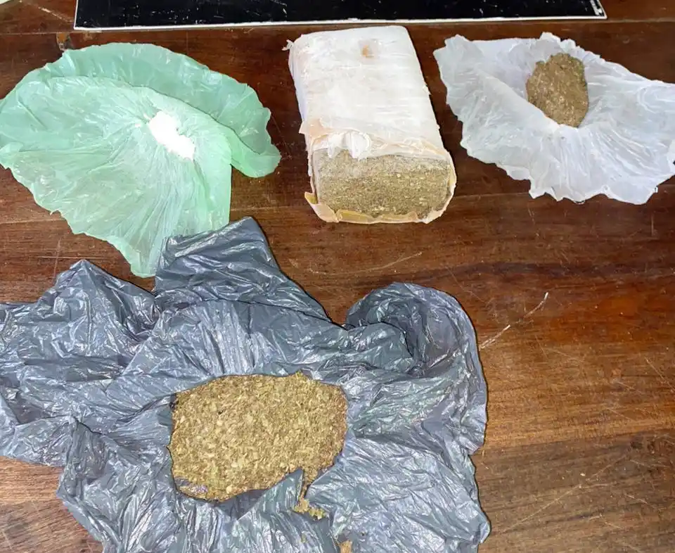 Detienen a un hombre tras secuestro de drogas y dinero en efectivo