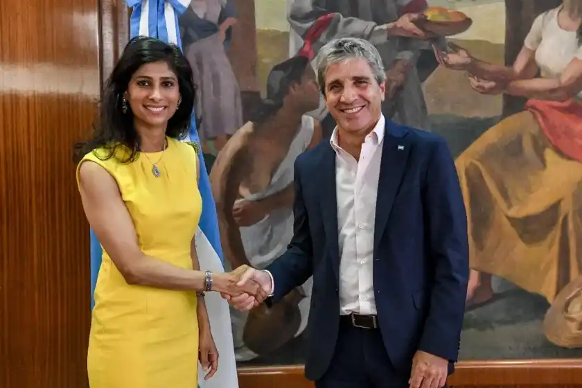 El ministro de Economía, Luis Caputo, con la primera subdirectora gerente del FMI, Gita Gopinath.