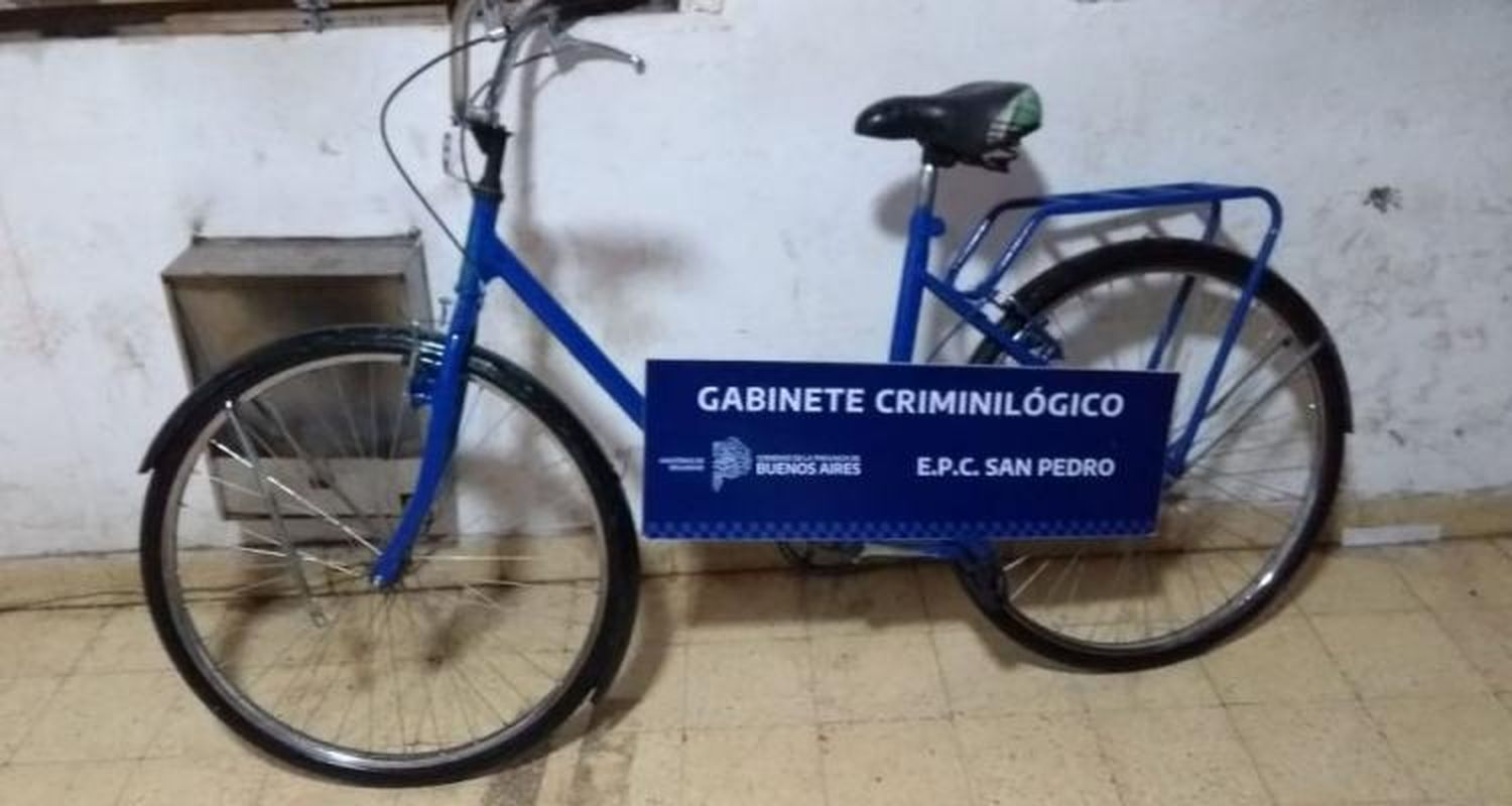 Allanaron una casa y recuperaron una bicicleta robada que estaba desarmada y siendo pintada por el delincuente