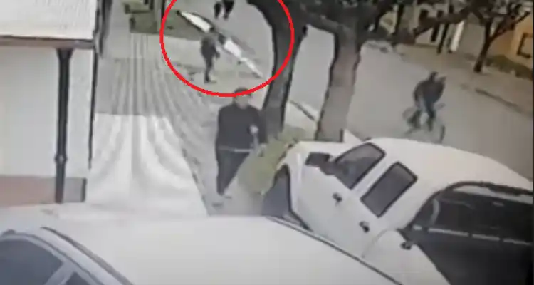 Llevaba al nene al jardín y la asaltaron en la vía pública
