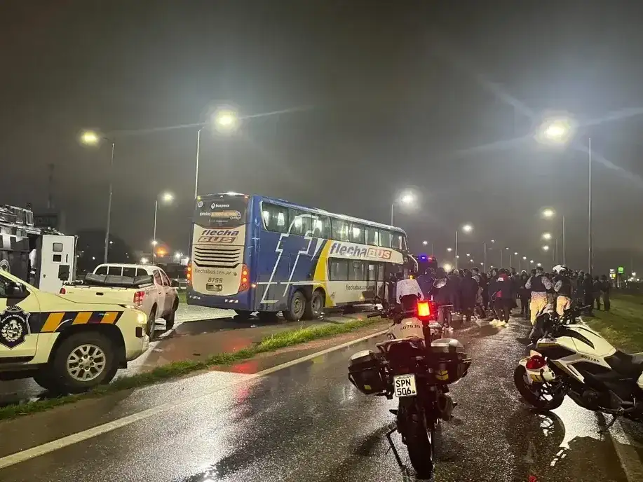 A la altura de Ruta 1 y Camino Cibils, dos hombres que se movilizaban en motocicleta abrieron fuego contra al menos dos de los ómnibus.