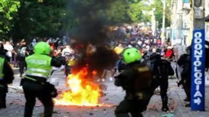 OCHO HORAS DE ENFRENTAMIENTOS: bomba molotov le estalló en la mano a joven durante protestas en Colombia
