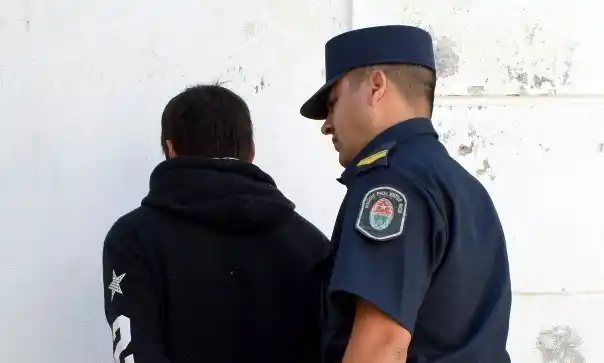 Gresca familiar en la calle: un sujeto con fractura de cráneo y un detenido 