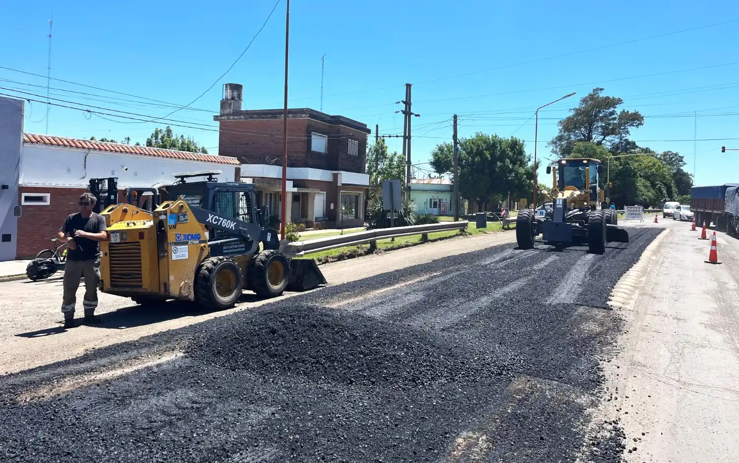 Personal de vialidad trabajar en el reasfaltado de la traza urbana.